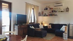 Televízia a/alebo spoločenská miestnosť v ubytovaní Villa Lisca Blu