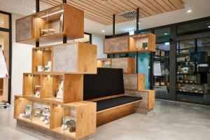 un magasin avec un banc au milieu d'une pièce dans l'établissement Soloplan City Resort, à Kempten