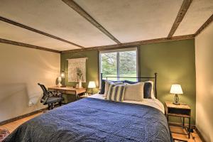 een slaapkamer met een bed, een bureau en een raam bij Altmar Family Home with Rivers and Trails Nearby! in Pulaski