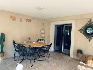 a dining room with a table and chairs at Petit 2P au coeur des montagnes in Puget-Théniers