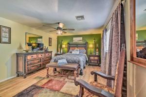 1 dormitorio con 1 cama y vestidor en Adventurers Paradise about 1 Mile to Canyon Tours!, en Page