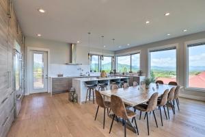 Η κουζίνα ή μικρή κουζίνα στο Luxe Asheville Home with Stunning Mountain Views!