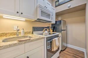 Quaint Apartment in Historic Georgetown!的厨房或小厨房