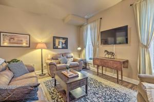 Quaint Apartment in Historic Georgetown!的电视和/或娱乐中心