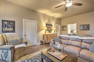 Quaint Apartment in Historic Georgetown!的休息区