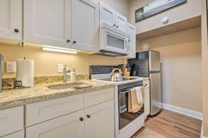 Quaint Apartment in Historic Georgetown!的厨房或小厨房