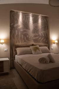 Oasi Smart Rooms في كالتانيسيتا: غرفة نوم بسرير كبير مع اللوح الأمامي كبير