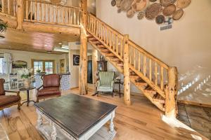 Prostor za sedenje u objektu Less Than 2 Mi to Hikes and Shops Show Low Home with Deck