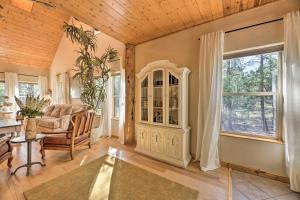 Prostor za sedenje u objektu Less Than 2 Mi to Hikes and Shops Show Low Home with Deck