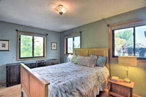Una cama o camas en una habitación de Loveland Guest House with Balcony by Boyd Lake