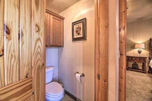 Kupatilo u objektu Less Than 2 Mi to Hikes and Shops Show Low Home with Deck