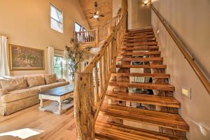 Prostor za sedenje u objektu Less Than 2 Mi to Hikes and Shops Show Low Home with Deck