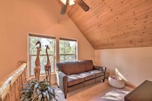 Prostor za sedenje u objektu Less Than 2 Mi to Hikes and Shops Show Low Home with Deck