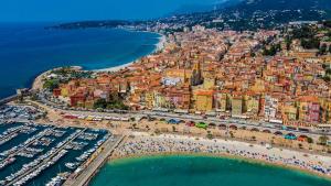 Gallery image of Appartement terrasse dans palace Belle Epoque in Menton