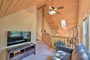 TV i/ili multimedijalni sistem u objektu Less Than 2 Mi to Hikes and Shops Show Low Home with Deck