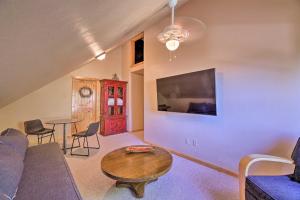 TV i/ili multimedijalni sistem u objektu Less Than 2 Mi to Hikes and Shops Show Low Home with Deck