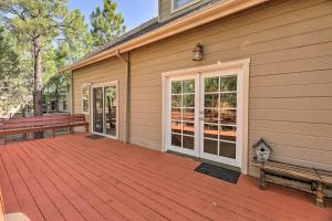 Balkon ili terasa u objektu Less Than 2 Mi to Hikes and Shops Show Low Home with Deck