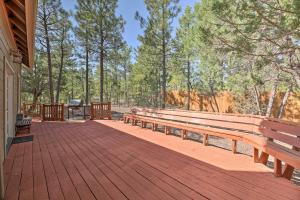 Balkon ili terasa u objektu Less Than 2 Mi to Hikes and Shops Show Low Home with Deck