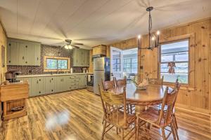 Kép Near Hiking Roaring Gap Retreat with Fire Pit! szállásáról Roaring Gapban a galériában