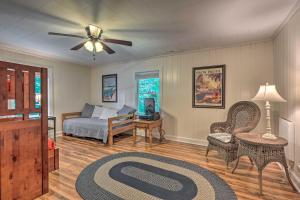 Katil atau katil-katil dalam bilik di Near Hiking Roaring Gap Retreat with Fire Pit!