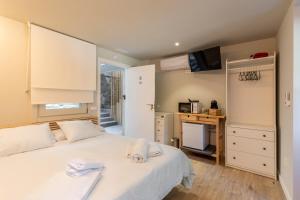 Un dormitorio con una cama blanca con toallas. en Double Room in ToledoRooms VistaPark, en Toledo