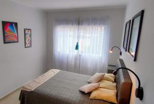 1 dormitorio con cama y ventana en Apart Polonia II en San Miguel de Tucumán