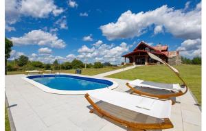 Poolen vid eller i närheten av Wooden House Sveti Rok