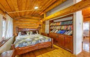 Posteľ alebo postele v izbe v ubytovaní Wooden House Sveti Rok + 27 fotografií