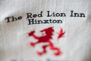 um close da linha do leão vermelho em um livro em The Red Lion Hinxton em Hinxton