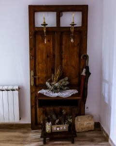 um quarto com uma porta de madeira com uma mesa em frente em Casa Tato Figuerola d'Orcau em Figuerola de Orcau