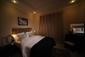 Cama ou camas em um quarto em Salmiya Casa Hotel