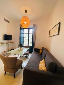 ein Wohnzimmer mit einem Sofa und einem Tisch in der Unterkunft Apartamento Álvarez Quintero - Catedral in Sevilla