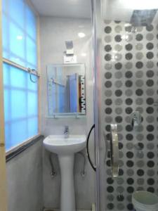 Een badkamer bij AMBIKA HOME STAY