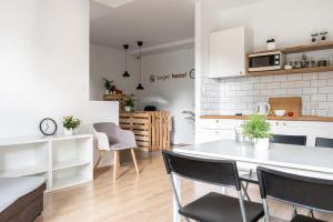uma cozinha e sala de estar com mesa e cadeiras em Target Hostel em Zakopane