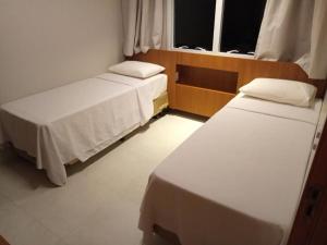Pokój z 2 łóżkami i oknem w obiekcie Apartamento no Salinas Exclusive Resort w mieście Salinópolis