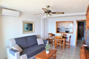 een woonkamer met een bank en een tafel bij RANCHOS 3-2 Levante Beach in Benidorm