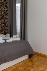 1 dormitorio con 2 camas y ventana en Elvas the Queen Residence, en Elvas