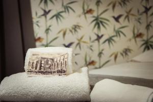 a pile of towels sitting on top of a bed at Elvas the Queen Residence in Elvas