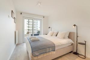 En eller flere senge i et værelse på The Waves-Luxurious 3bedroom app w big terrace & garage