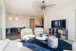 Et opholdsområde på The Waves-Luxurious 3bedroom app w big terrace & garage