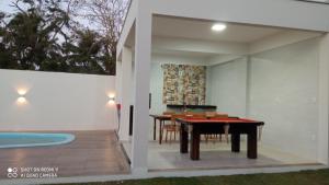 a dining area with a table and a pool at pousada 3 Marias in Itacaré