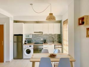 Kuchyň nebo kuchyňský kout v ubytování Marinas Sol - Tu hogar con jardín privado! + 36 fotografií