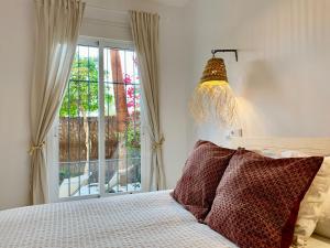 Postel nebo postele na pokoji v ubytování Marinas Sol - Tu hogar con jardín privado!