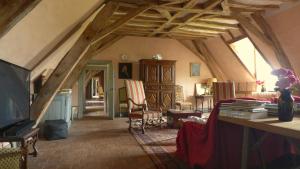 una sala de estar con un ático con vigas de madera en Gite du Manoir du Plessis- 3km de Villandry, en Savonnières