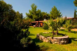 una casa con una palmera en un patio en Seafront Villa Aggeliki, en Eretria