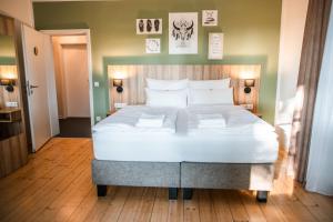 ein Schlafzimmer mit einem großen weißen Bett in einem Zimmer in der Unterkunft Gästehaus Meiwes in Delbrück