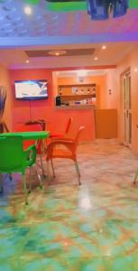 TV a/nebo společenská místnost v ubytování LARRYDAM HOTEL AND SUITES
