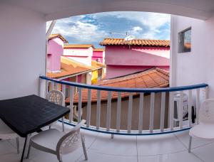 a balcony with a table and chairs and a view at Hotel do Pescador in Morro de São Paulo
