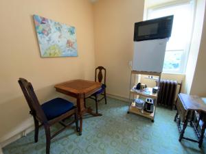 TV a/nebo společenská místnost v ubytování Fort Pl B&B and Gallery