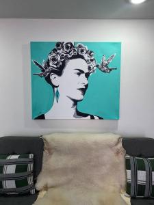 墨西哥城的住宿－NUEVO, Moderno departamento en la zona de SANTA FE，墙上挂着冠的女人的画